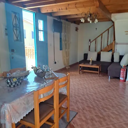 Efraim Amalia Сasa de vacaciones Chalki Town